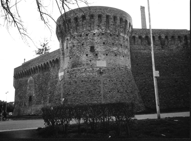 Tratto di mura castellane comprendente Porta Pesa